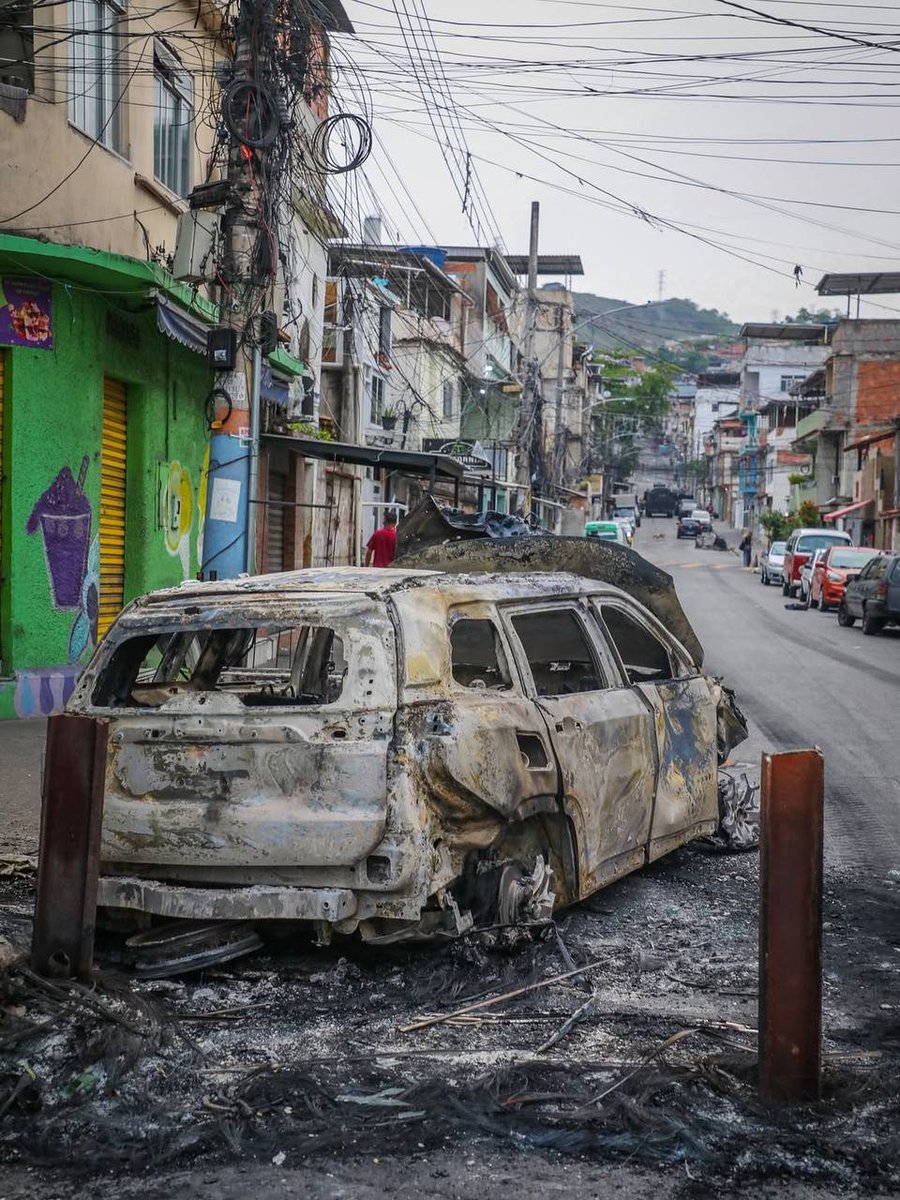newsandufology's tweet image. ⚠️O clima é de tensão total na região dos Complexos do Alemão e da Penha! Diversas escolas suspenderam as aulas, postos de saúde e clínicas estão com atendimento interrompido. 😔🇧🇷 🕊️ . #cotidiano #favela #riodejaneiro