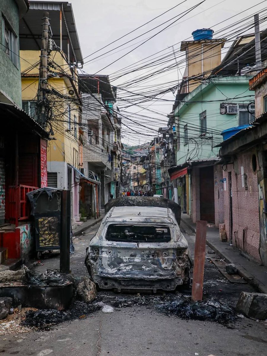 newsandufology's tweet image. ⚠️O clima é de tensão total na região dos Complexos do Alemão e da Penha! Diversas escolas suspenderam as aulas, postos de saúde e clínicas estão com atendimento interrompido. 😔🇧🇷 🕊️ . #cotidiano #favela #riodejaneiro