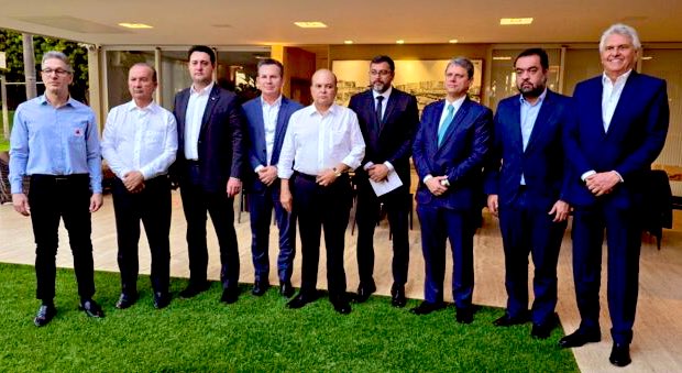 DemocraciaBR_Ja's tweet photo. 🚨 SEM LULA, DIREITA UNE FORÇAS CONTRA O CRIME!
Cláudio Castro (RJ) lidera governadores – Caiado (GO), Zema (MG), Tarcísio (SP), Jorginho (SC), Ratinho Jr (PR), Mendes (MT), Leite (RS) – em pacto histórico: inteligência compartilhada, tropas interestaduais e guerra total às facções!
Basta de impunidade! 👊🇧🇷