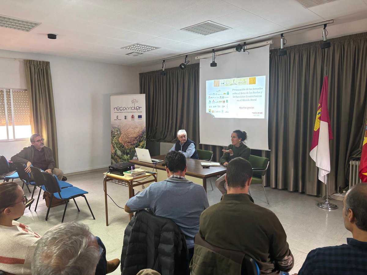 RECAMDER's tweet photo. ✅Hoy hemos asistido a la jornada ‘Reto CO2 Suelos Rurales Castilla-La Mancha’, donde se han presentado las conclusiones del proyecto de cooperación en el que han participado los 29 GDR.
ℹ️https://t.co/VSfTJGWZDo
#DesarrolloRural #Recamder #ProyectosLEADER https://t.co/SPn4OGaNXs