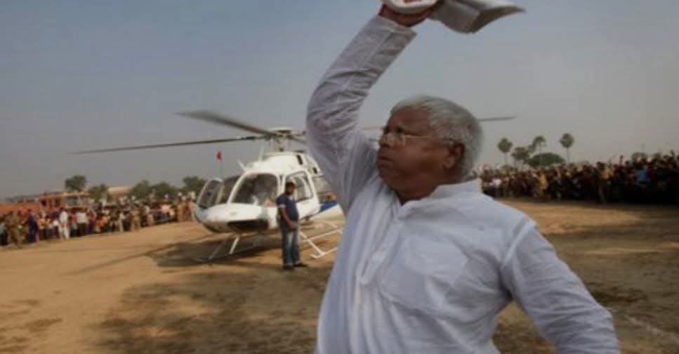 jpsin1's tweet image. लालू यादव 25-5-2004 को देश के रेलमंत्री बनें। स्वाभाविक रूप से उनके रिश्तेदारों,नेताओं का रेल भवन आना जाना लगा रहता था। वे लोग रेलमंत्री के “एमआर सेल” के अधिकारियों से भी मिलते रहते थे।  उस समय “एम आर” सेल के सेक्शन ऑफिसर शशांक मोहन शर्मा थे जो एक ईमानदार और निष्ठावान अधिकारी थे…