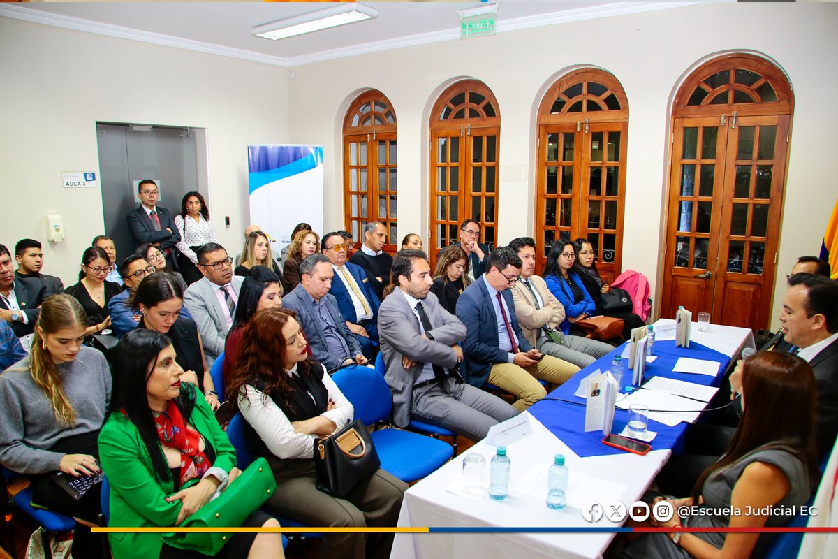 📚 La Escuela de la Función Judicial vivió una noche de éxito con “Diálogos con el Autor” 💬.
Se presentaron las obras del Dr. Fernando Landázuri 💻📘, fortaleciendo el pensamiento jurídico ecuatoriano ⚖️.
Un encuentro que impulsa el conocimiento y la justicia 🇪🇨✨.