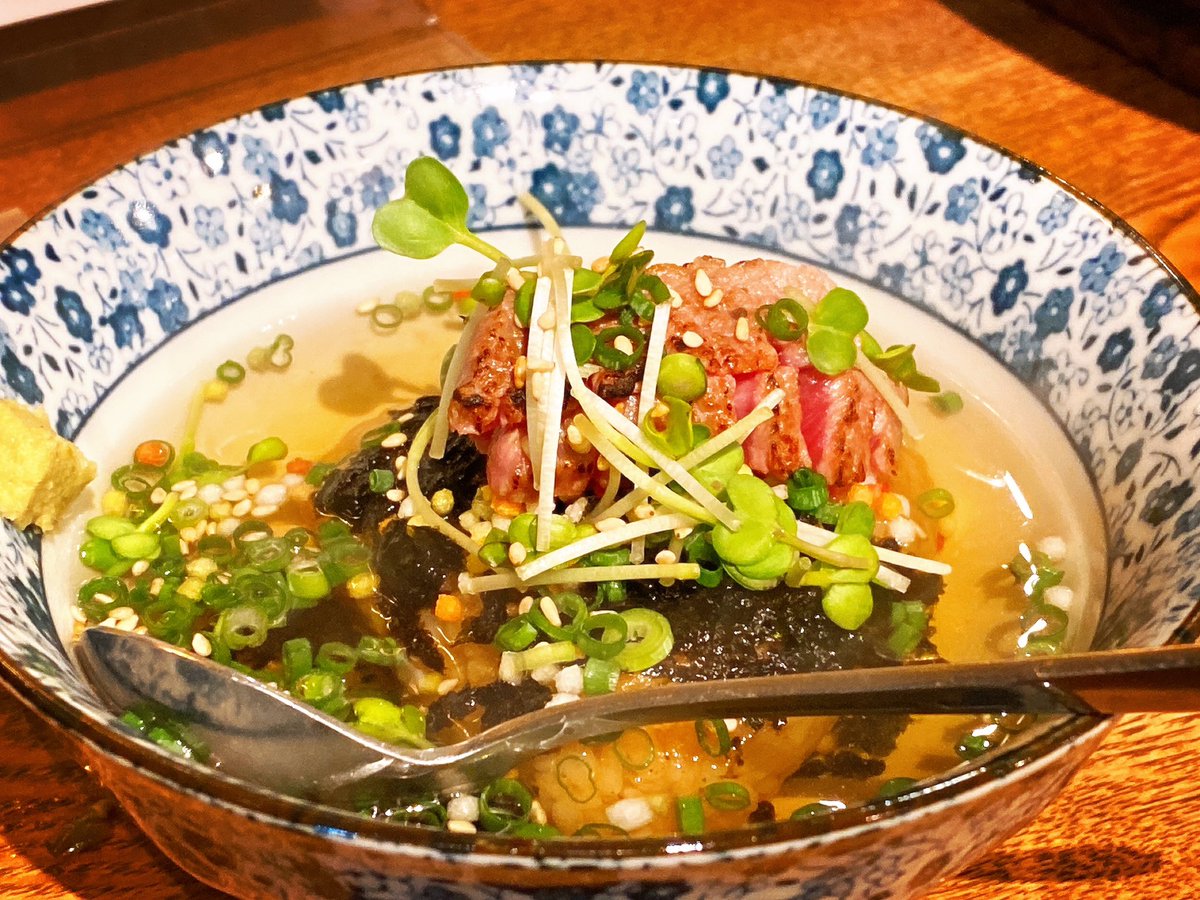 行きつけの焼肉屋に
久しぶりに顔出してきた🍖🥰✨

コールドステーキ🥩（炙ったほぼ生肉）と、
白飯を注文して🍚✨
乗っけて食べるという裏技を発見してしまった…😳✨
天才かもしれない…

喰ってみろ。
飛ぶぞ？😳✨💕

新メニューのお茶漬けも、
レア肉乗ってて美味しかった🥹💕