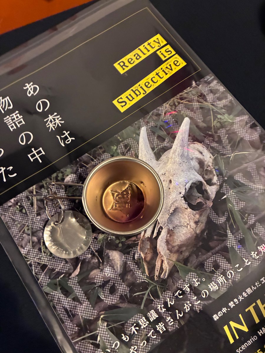 punkalps's tweet photo. ＃INTHEWOODS アウトドア特別席は最前列アウトドアチェアで焚き火を囲む体験席。林灰二解説文やキャストアンケート掲載のパンフとビンテージ加工したマヨネーズや調味料入れたりショットグラスなんかに使えるミニシェラカップ付きです！足元には劇中台詞で登場する鳥が目印のランタンが置かれてます。 https://t.co/FCfihM8mMl