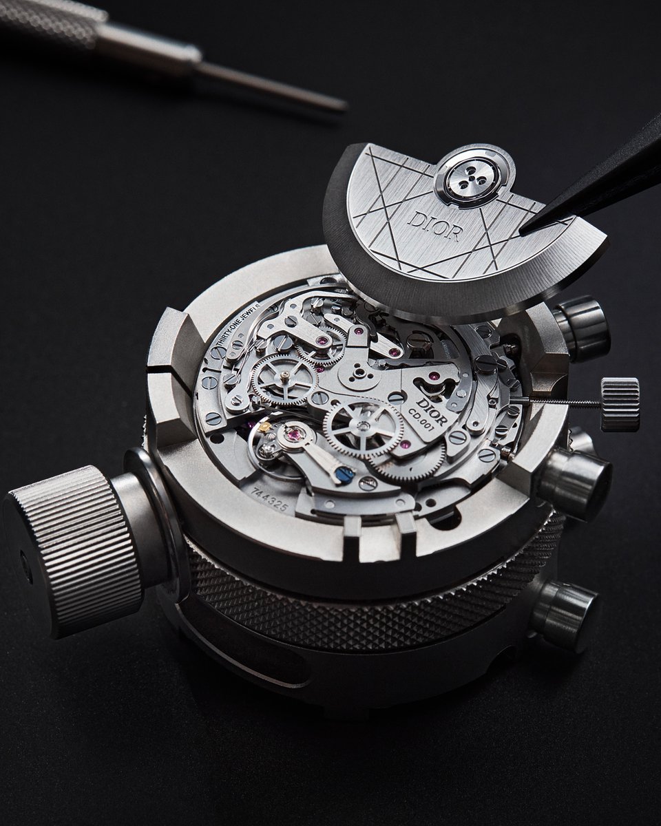 Introducing the latest version of the Chiffre Rouge, combining its characteristic red with Monsieur Dior’s favorite gray

Now available in stores and on.dior.com/chiffre-rouge-…

#DiorHorlogerie