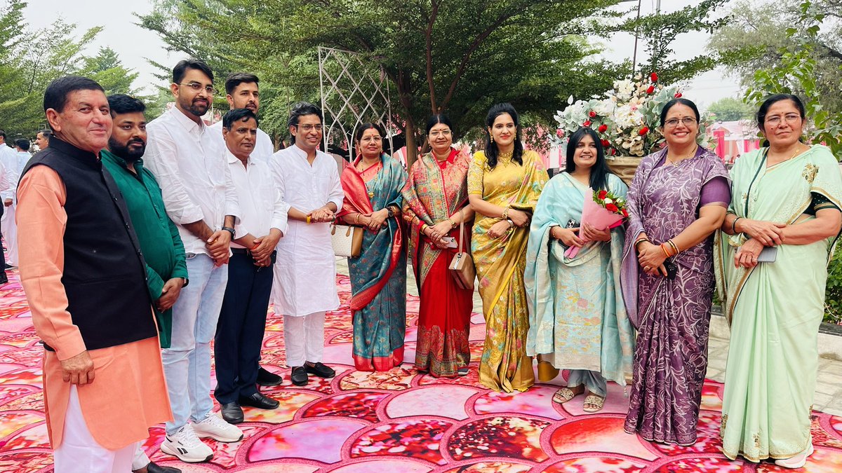 HimanshuSBJYM's tweet photo. आज झुंझुनू में भारतीय जनता पार्टी की जिलाध्यक्ष श्रीमती हर्षिनी जी के भाई के विवाह समारोह में सम्मिलित हुआ। 

@Harshiniatul https://t.co/KRlsRHV8dg