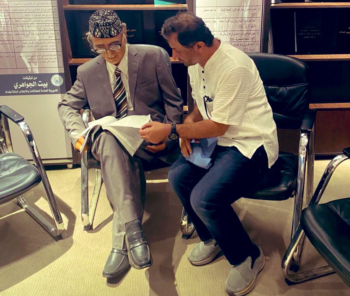 ليتك دعوته ليكون نجم الحفل القادم ل"دار لبان" ليغنّي لفلج "السَّمدي" كما غنّى لدجلة الخير.
ليتك اغتنمت الفرصة وتعاقدت على طباعة ديوانه القادم ف"شط العرب" ووادي سمائل على أحداثيات القصيدة العربية
ليتك أهديته "كمَّة" سمائلية تقيه شمس براغ شرْط أنْ لا "يميلها" لتبقى على الرأس شامخة.