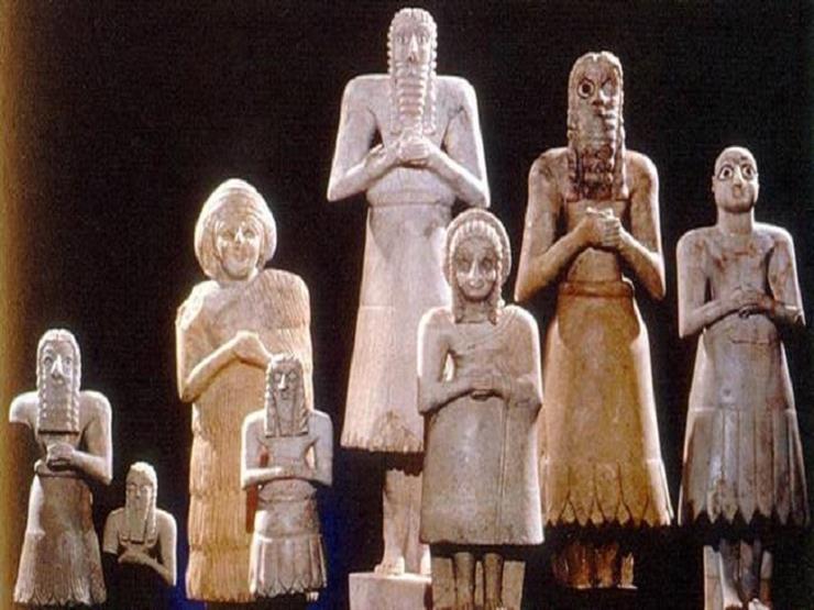 ((فرق الوحيد))                           
هذه صنم                      وهذه يصلي مثل صنم