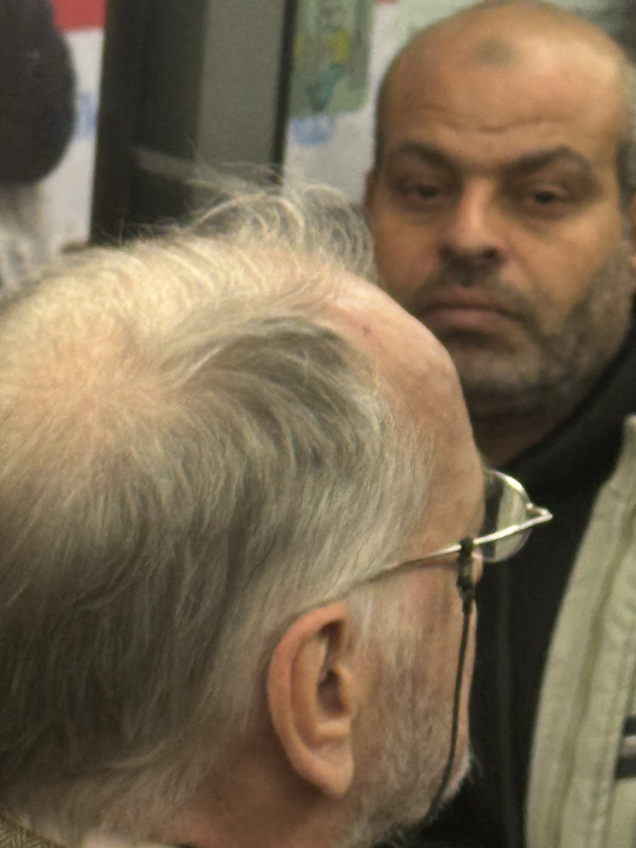 dmj_visual's tweet photo. @ClientsRATP dans le metro 6 cet vieux connard pusse le gent dans une maniée violente et agressive. Il faut le virer du métro. https://t.co/0uOQCnFyUD