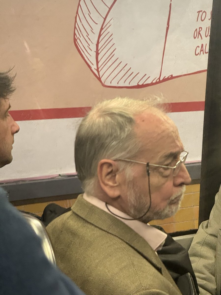 dmj_visual's tweet photo. @ClientsRATP dans le metro 6 cet vieux connard pusse le gent dans une maniée violente et agressive. Il faut le virer du métro. https://t.co/0uOQCnFyUD