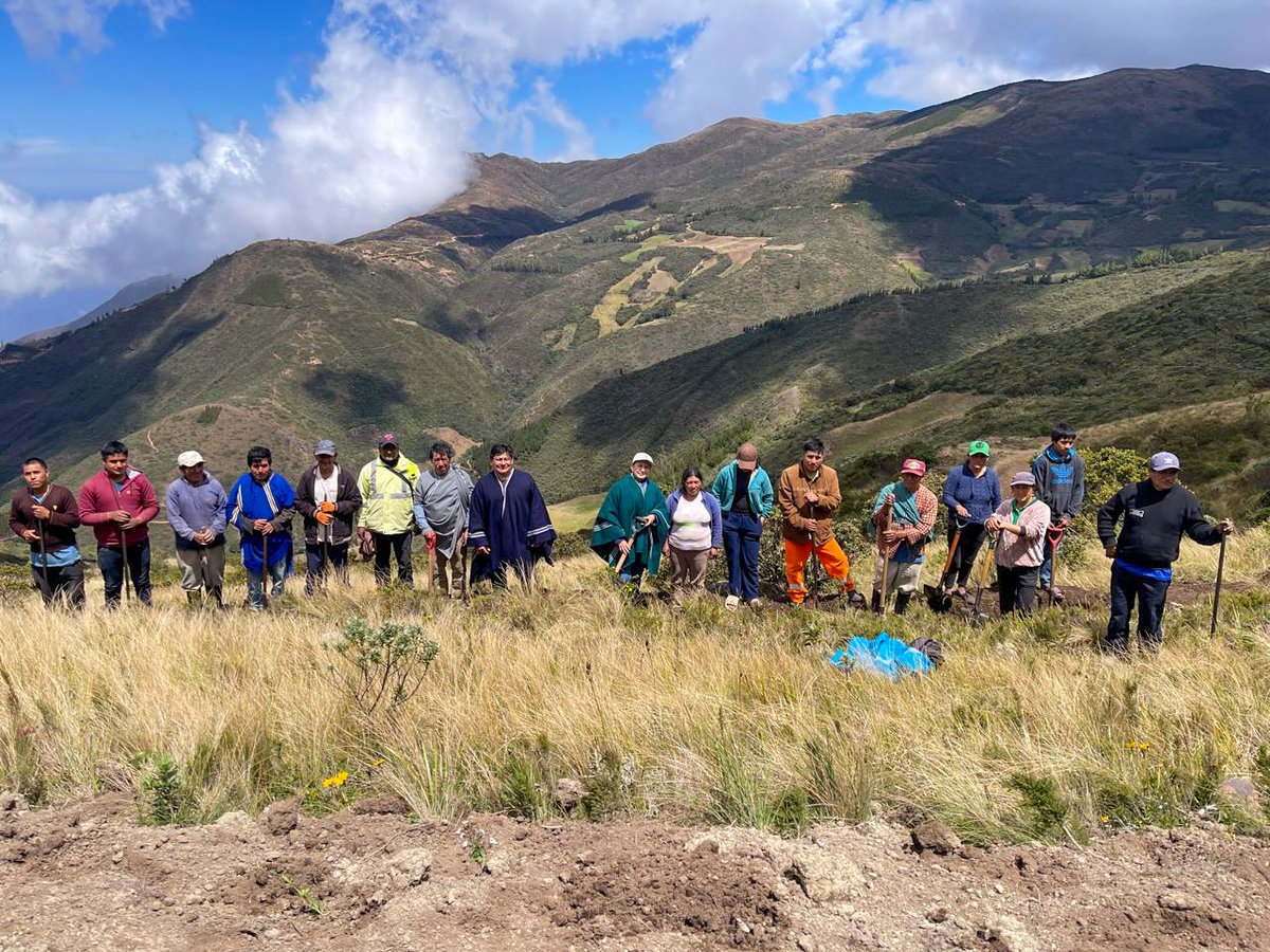 PROGRESO3's tweet image. En Cruz de Piedra – San Miguel de El Faique, continúan construyendo zanjas de infiltración, una práctica que permite asegurar la producción de alimentos durante todo el año.🌱

📍Proyecto Resiliencia, ejecutado por @PROGRESO3  con el apoyo de @BROT_furdiewelt -Pan para el Mundo.
