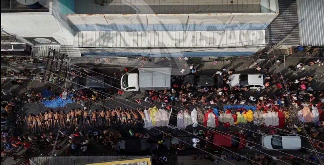 🚨URGENTE - Criminosos são enfileirados em uma rua, após a população tirar suas roupas de guerra para dizerem que eram vítimas