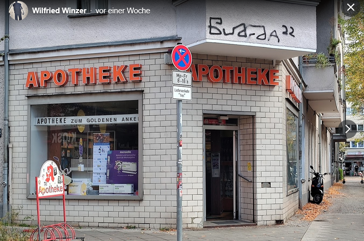 datawrangler2's tweet photo. @RakMakkabi [*Ende Oktober 2025]
.
noch bis vor einer Woche. . 
Lenaustraße Ecke Friedelstraße, Berlin-Neukölln.
Reuterkiez, KreuzKölln. #PaliTerror #TerrorKiez #FckHmxs
Foto: ©Wilfried Winzer, local guide Level 7 - #Germany https://t.co/nUlQ7LsLkj