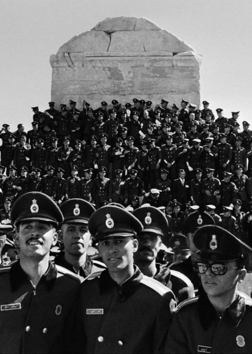 "کورش بخواب، ما بیداریم"

مخالفان محمدرضاشاه فقید با همهٔ افکار او مخالفت می‌کردند، بدون اینکه آن افکار را درک کنند یا مورد سنجشی دقیق قرار دهند. با سیاست خارجی و دیدگاه ژئوپلیتیک او، با سیاست نظامی او، با توسعهٔ مطلوب او و کلاً با هر حرف او مخالف بودند.

به همین دلیل پس از