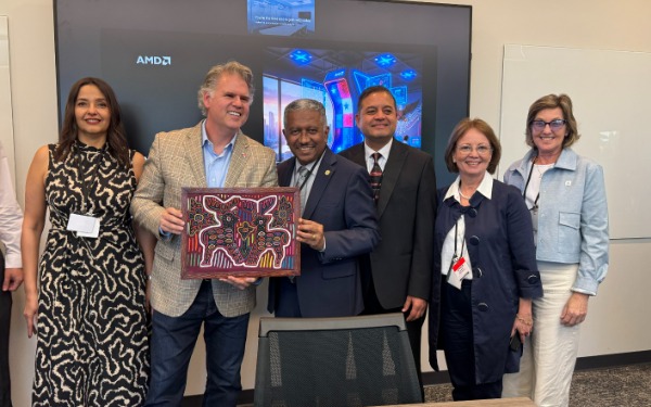 La Misión Comercial a Silicon Valley, organizada por AmCham Panamá en alianza con <a href="/senacyt/">Senacyt Panamá</a>, dio inicio con una presentación en las oficinas de <a href="/KPMG/">KPMG</a> en Santa Clara. Posteriormente, la delegación visitó las oficinas de <a href="/ericsson/">Ericsson</a> y <a href="/DellTech/">Dell Technologies</a> y la jornada de visitas concluyó en <a href="/AMD/">AMD</a>