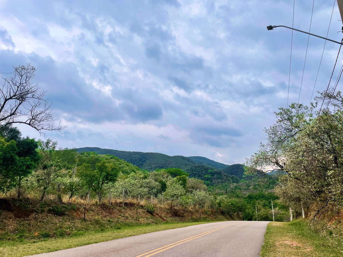 rafaelporcari's tweet image. A beleza da nossa #SerraDoJapi, na tarde nublada:
O #verde e o #azul combinam muito bem!
📸
#FOTOGRAFIAéNOSSOhobby
#entardecer #céu #natureza #horizonte #fotografia #paisagem #landscapes #inspiração #mobgrafia #XôStress #nuvens #cloud