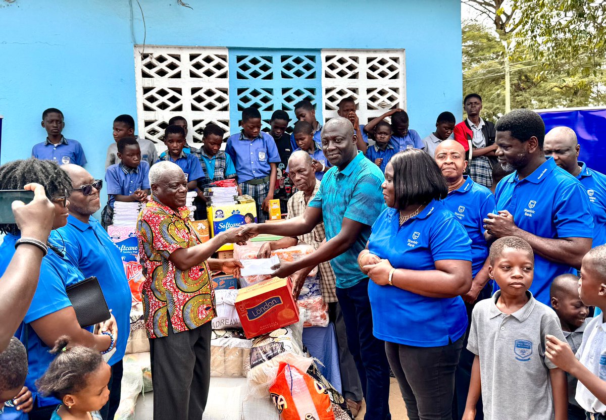 StanbicBankGH's tweet image. Stanbic Operations Team Gives Back with Love

The Operations Department of Stanbic Bank Ghana, led by Benjamin Ahulu, Head of Operations, has donated food items, toiletries, stationery, and cash to the Good Shepherd Orphanage Home in Kasoa.

Mr. Ahulu noted that the gesture goes…