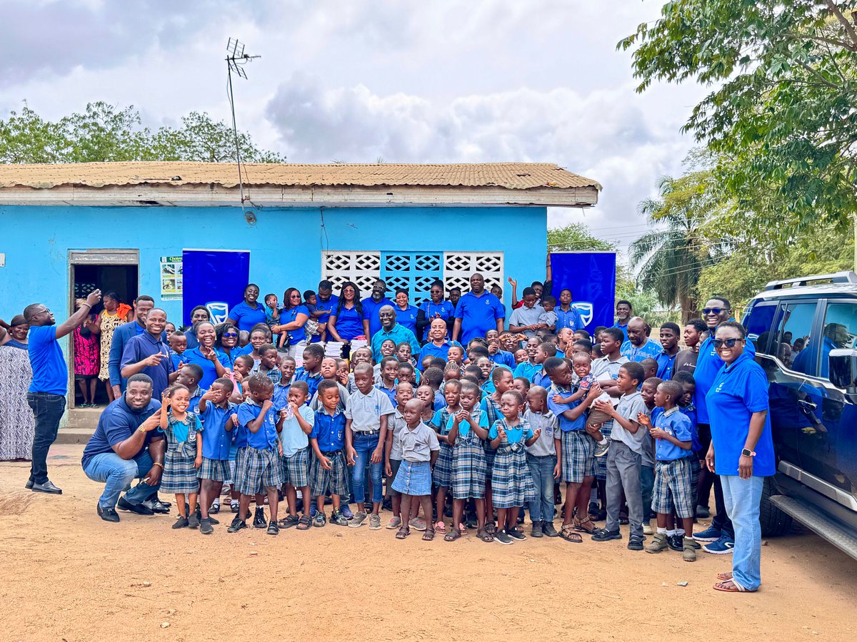 StanbicBankGH's tweet image. Stanbic Operations Team Gives Back with Love

The Operations Department of Stanbic Bank Ghana, led by Benjamin Ahulu, Head of Operations, has donated food items, toiletries, stationery, and cash to the Good Shepherd Orphanage Home in Kasoa.

Mr. Ahulu noted that the gesture goes…