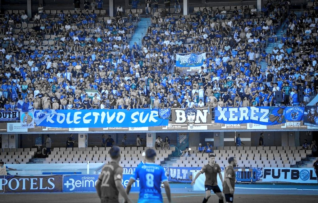 KolectivoSur91's tweet photo. Este domingo tod@s de azul a Chapín 
#SomosLosChicosDeAzul 
Vente a fondo sur para animar con tu gente y llevar a los nuestros a la victoria #ElAlmaDelGolSur 
Vamos @XerezDFC https://t.co/lDigirKgY1