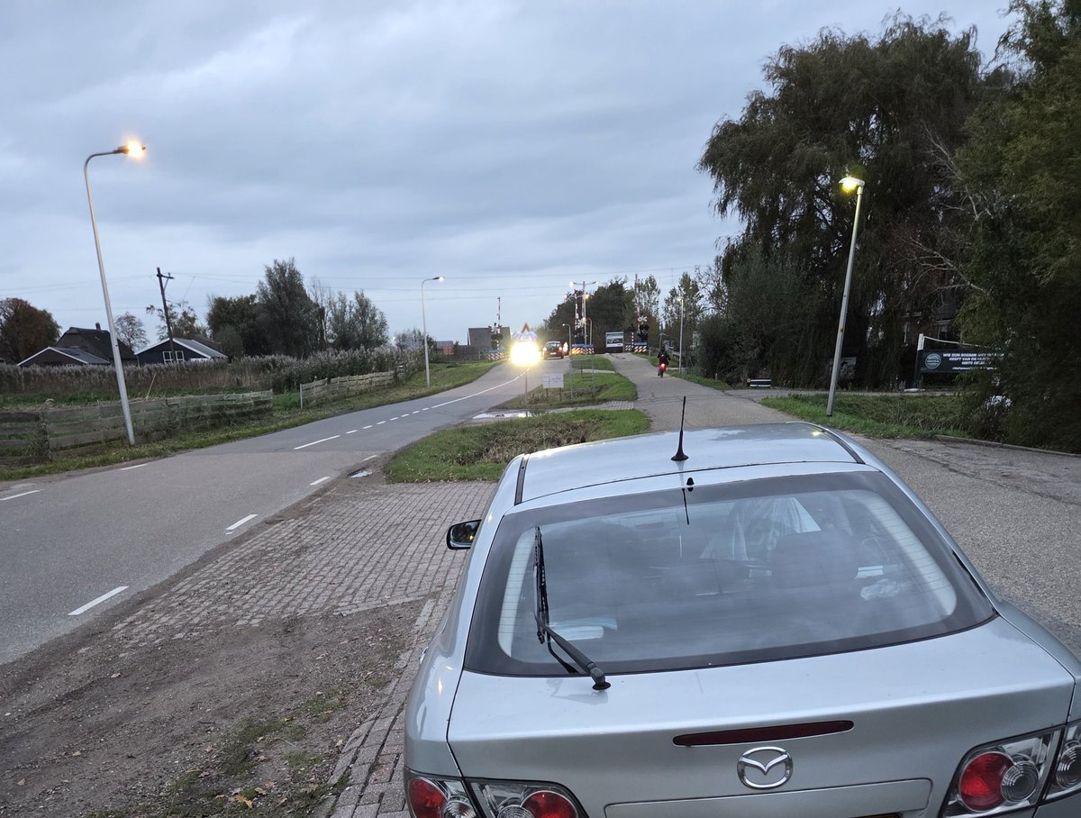 En dan sta je op de verkiezingsdag langs de weg met autopech 😭 in de regen inmiddels