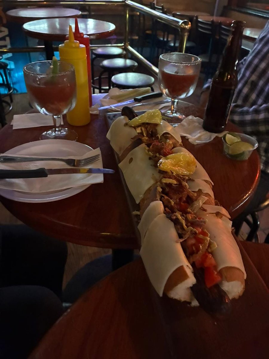 Ayer un mamuth dog en el Sótano Suizo antes lanzarnos al Cinépolis a ver Depeche Mode: M