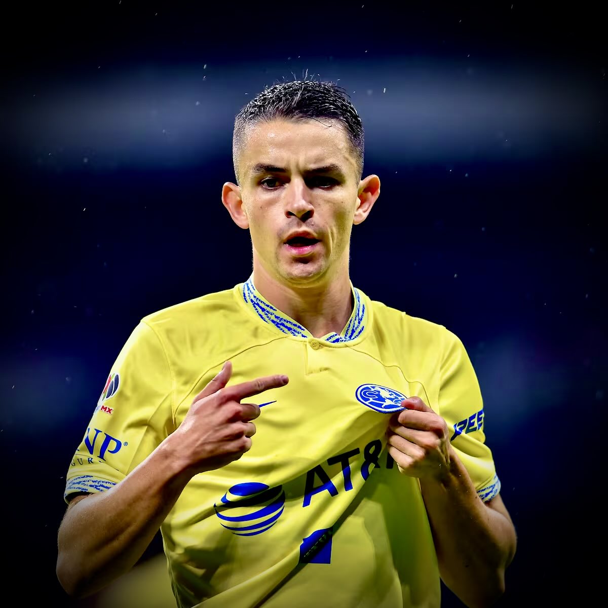 johncarp1916's tweet image. Fidalgo es el ejemplo de lo que tiene que ser un futbolista profesional, deja todo en la cancha por la camiseta.

Gracias @Alvaro10fidalgo 

@ClubAmerica