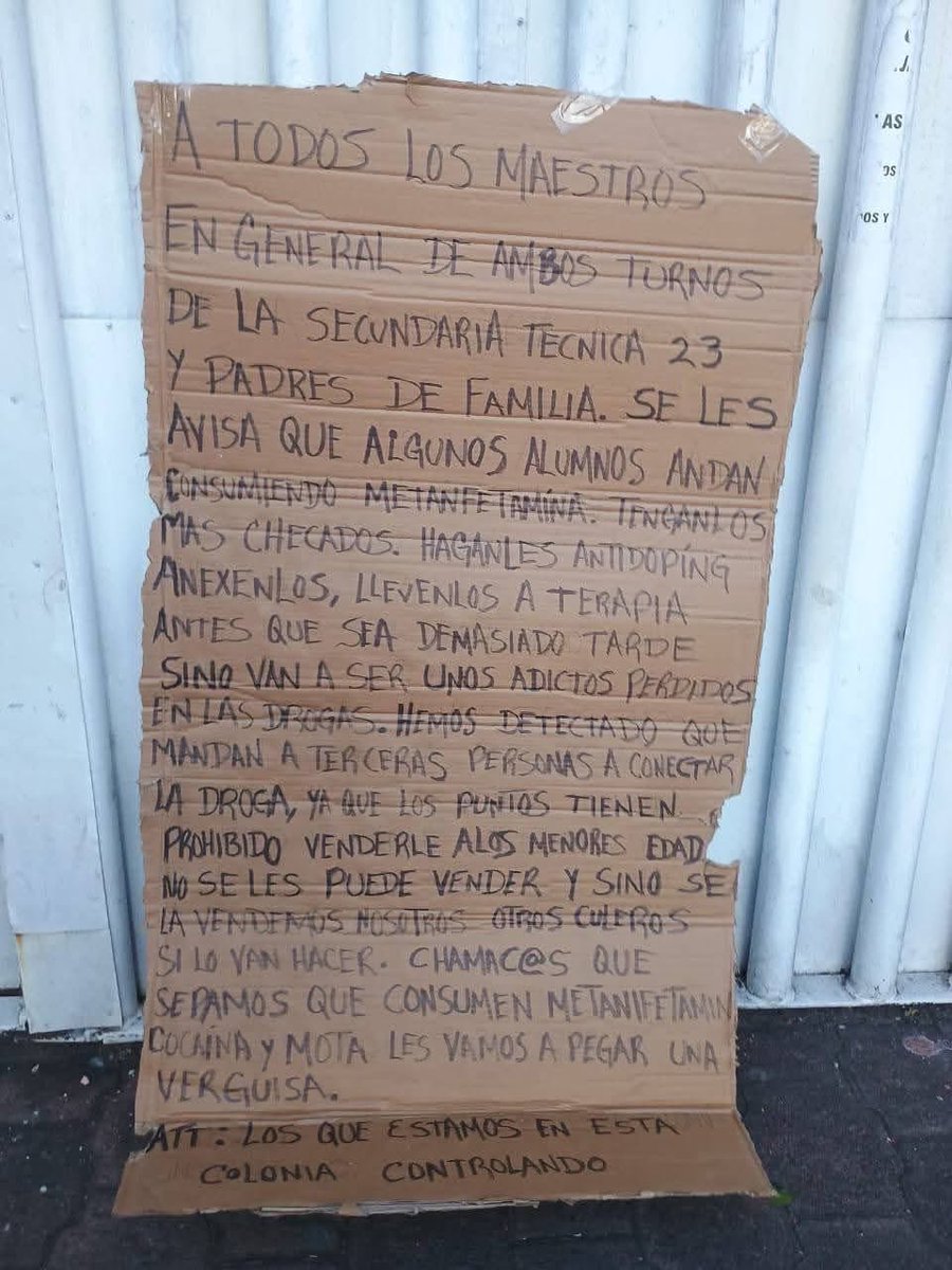 NARCOMENSAJE A ALUMNOS DE SECUNDARIA TÉCNICA 23/ El día de hoy apareció un narco mensaje plasmado en un cartón en donde advierten a alumnos de la Secundaria No. 23 de la colonia Antonio Barona, que serán golpeados a quienes se les detecte comprando o consumiendo drogas.
