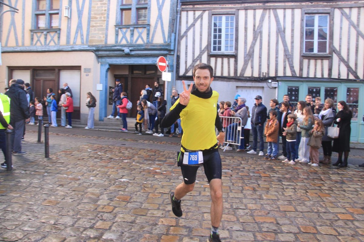 Félicitations à tous les participants du Craon Natur'halles trail ! 

Dimanche dernier, plus de 900 personnes étaient réunies sur la place de halles pour courir ou pour marcher. 

Cette épreuve connaît un succès grandissant dont nous pouvons être fiers à Craon.