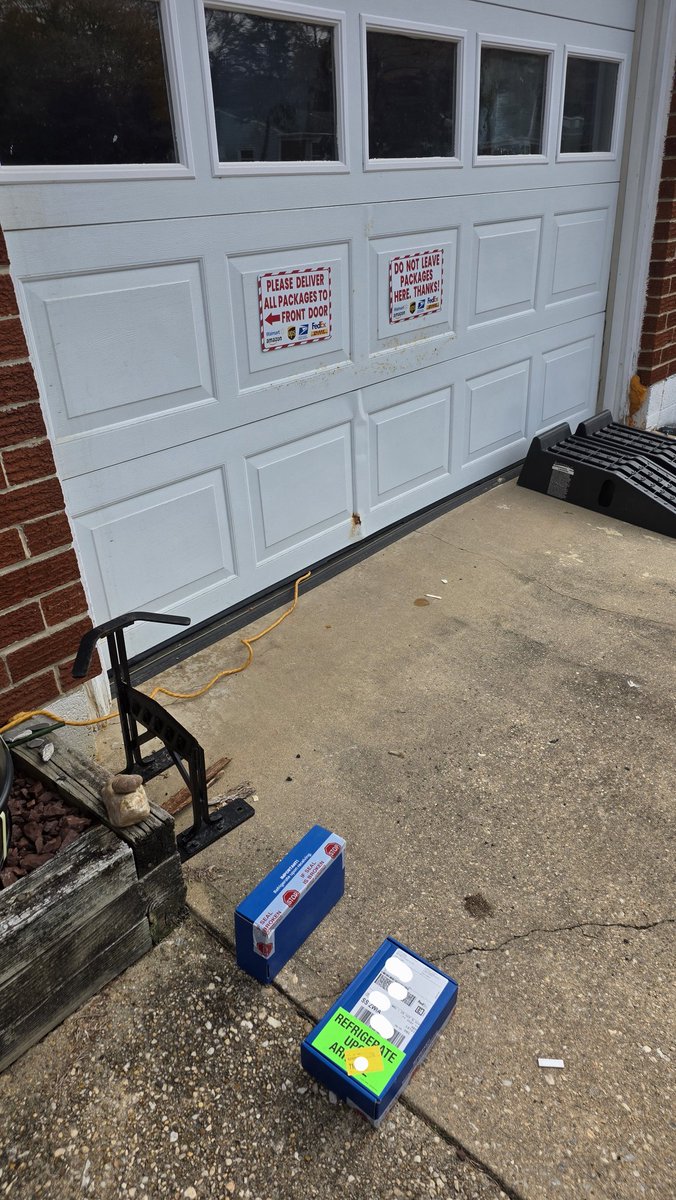 uaktags's tweet photo. @FedEx any reason why your delivery drivers can't read? Nothing like waiting for medications to be delivered and your drivers leave it sitting in front of the signs saying not to leave packages there. You even have the refrigerate sticker yet don't ring the doorbell. https://t.co/pF9WsTfF7p