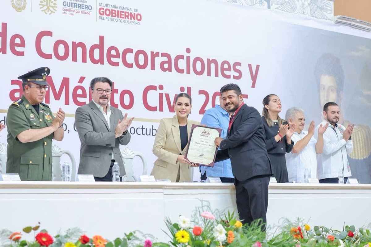 Desde el@DIF_Gro nos sentimos muy orgullosos de participar en el Homenaje e Izamiento de Estandarte por el 176º Aniversario de la Erección del Estado de Guerrero y en entrega de Condecoraciones al Mérito Civil 2025. 🏅, encabezados por la gobernadora Mtra. <a href="/EvelynSalgadoP/">Evelyn Salgado Pineda</a>.