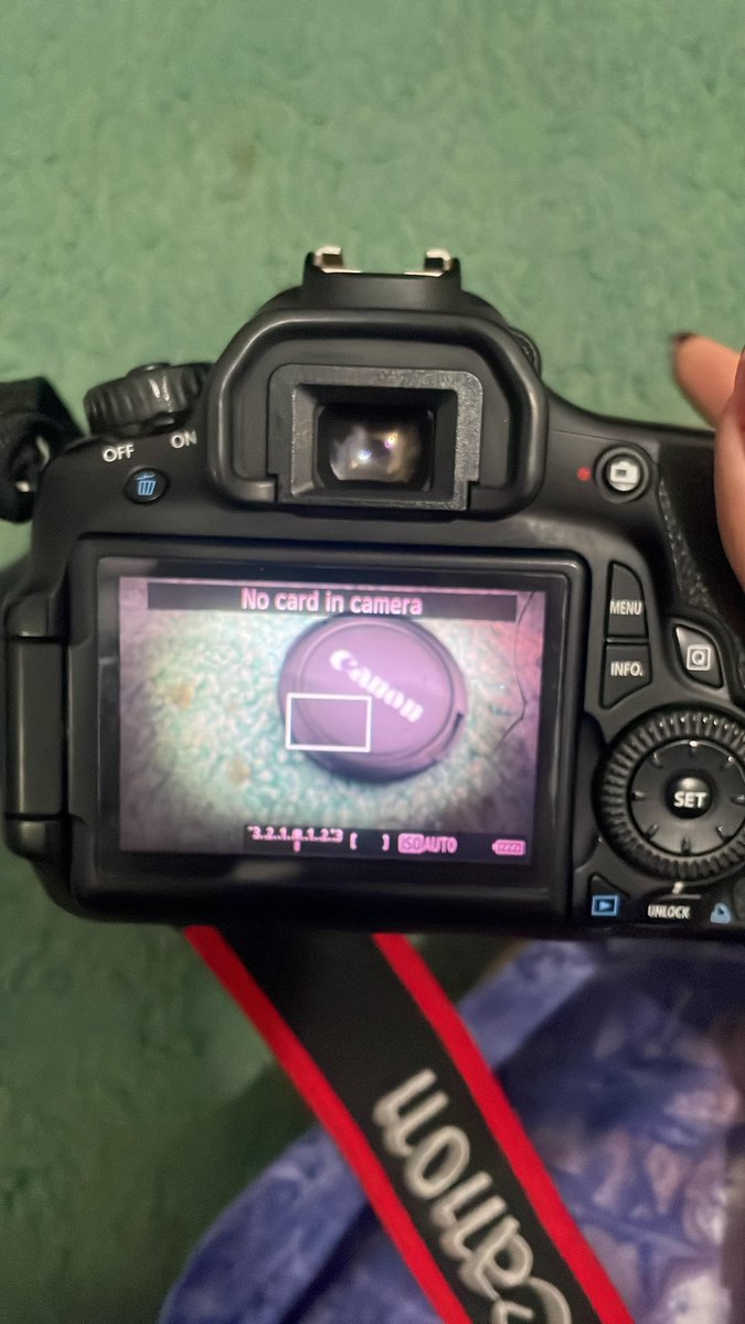 ellevienrosee's tweet photo. wts Canon EOS 60D
- Kelengkapan :
1. Tas 
2. ⁠Charger
3. ⁠Baterai
4. ⁠Strap 
5. ⁠Memory Card 16GB
6. ⁠Lensa Kit
7. ⁠Lens Filter

Minus pemakaian, layar sedikit retak
2jt (negotiable) https://t.co/XCGhQ4jQIb