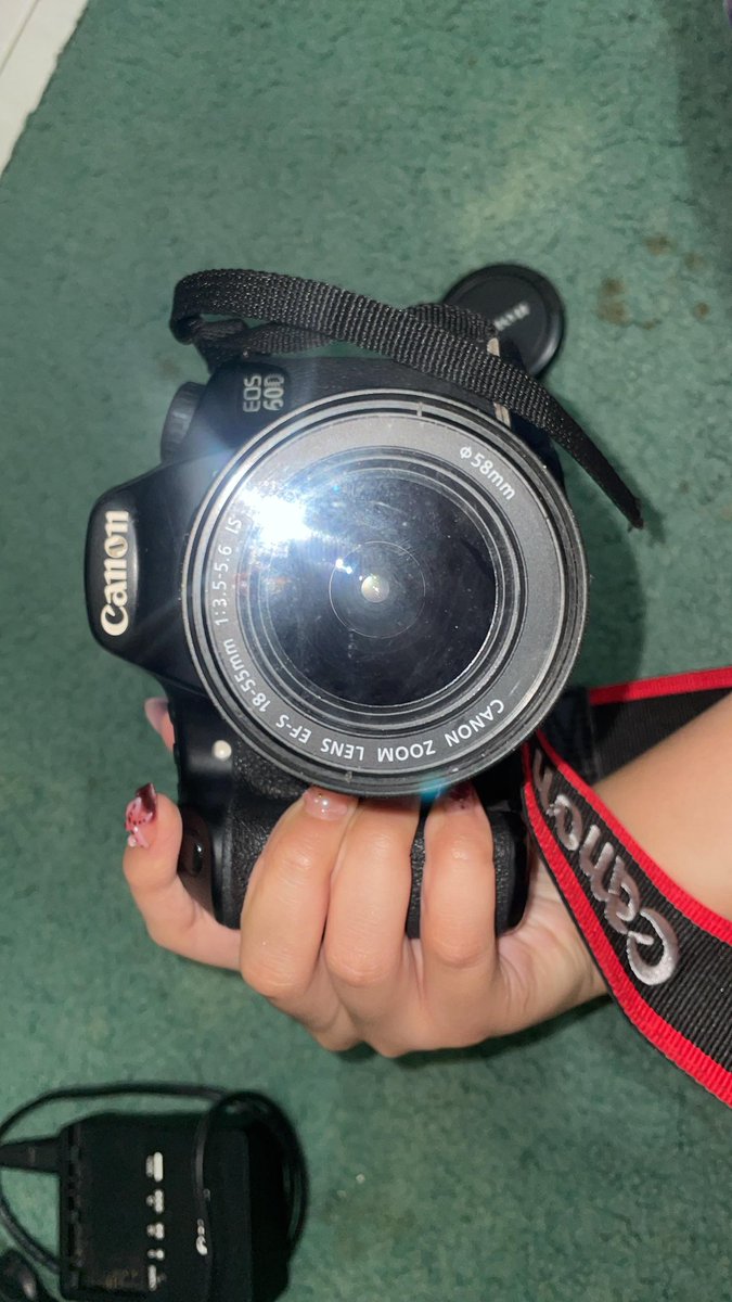 ellevienrosee's tweet photo. wts Canon EOS 60D
- Kelengkapan :
1. Tas 
2. ⁠Charger
3. ⁠Baterai
4. ⁠Strap 
5. ⁠Memory Card 16GB
6. ⁠Lensa Kit
7. ⁠Lens Filter

Minus pemakaian, layar sedikit retak
2jt (negotiable) https://t.co/XCGhQ4jQIb