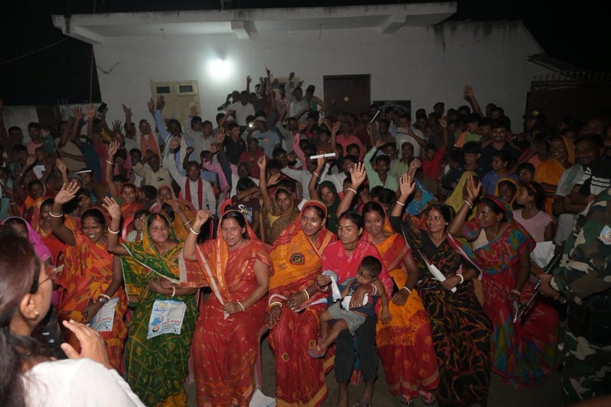 देर रात के बावजूद पूर्णिया में महिलाओं की उपस्थिति इस बात का संकेत है कि इस बार बिहार चुनाव में कुछ बड़ा होने वाला है . जुबां भले ही खामोश हो , पर आंखे सरकार से सवाल पूछ रहीं है . सवाल उनके हक - अधिकार का है , सवाल उनके बच्चों के भविष्य का है , सवाल घर बैठे उन बेरोजगार युवाओं का