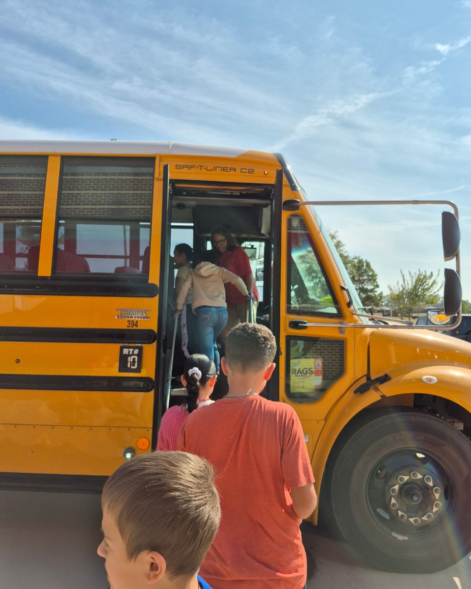 SplendoraISD's tweet image. Our bus drivers taught students important bus safety rules—making sure every ride is a safe one! #BusSafetyWeek #OurSchoolsOurStory #WeAreSplendora