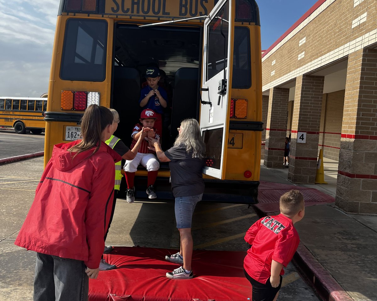 SplendoraISD's tweet image. Our bus drivers taught students important bus safety rules—making sure every ride is a safe one! #BusSafetyWeek #OurSchoolsOurStory #WeAreSplendora