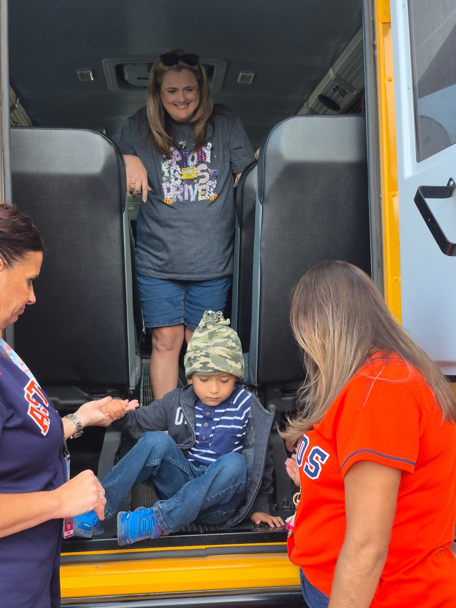 SplendoraISD's tweet image. Our bus drivers taught students important bus safety rules—making sure every ride is a safe one! #BusSafetyWeek #OurSchoolsOurStory #WeAreSplendora