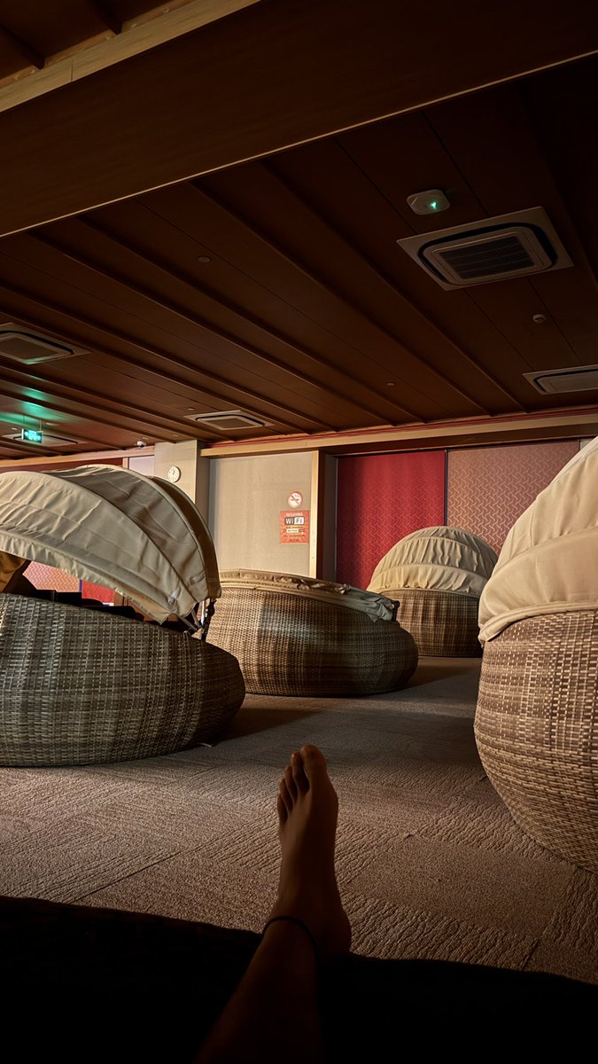 妈耶！极乐汤还蛮好玩的，正好来了个没黑肌肉男，比赛那种健美的，打着乳钉，脖子和手腕上都带着锁链，头上一缕白毛儿，长得也蛮帅的；
躺在汗蒸室暴露，任人玩，感觉像在完成任务；
后来去搓澡也是挺着鸡吧，好敢哦，
后来和他一起打飞机射他身上了！好爽！射了好多！
#极乐汤金沙江