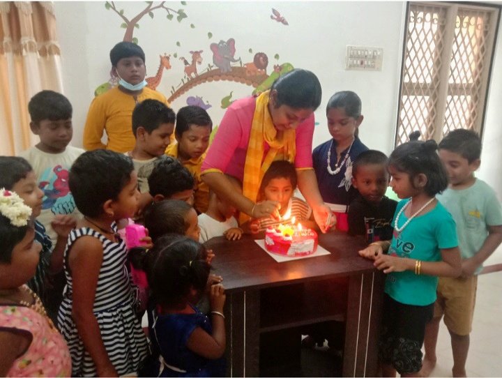 NTK_SIDDHU's tweet photo. ✨ #நாம்தமிழர்கட்சி || #சீமான் அவர்களின் அன்பு மகள் || #மேட்டூர் சட்டமன்றத் தொகுதி வேட்பாளர் #வித்யாவீரப்பன் அவர்களுக்கு இனிய பிறந்தநாள் நல்வாழ்த்துகள்..🎂

#வாழ்வில்_மகிழ்ந்திருங்கள் 🎉🎊🎉

#NTK_RiseOfRevolution #mettur #candidate #veerappan #seeman #TNPolitics #bdaycelebration https://t.co/tR0H10UN3m