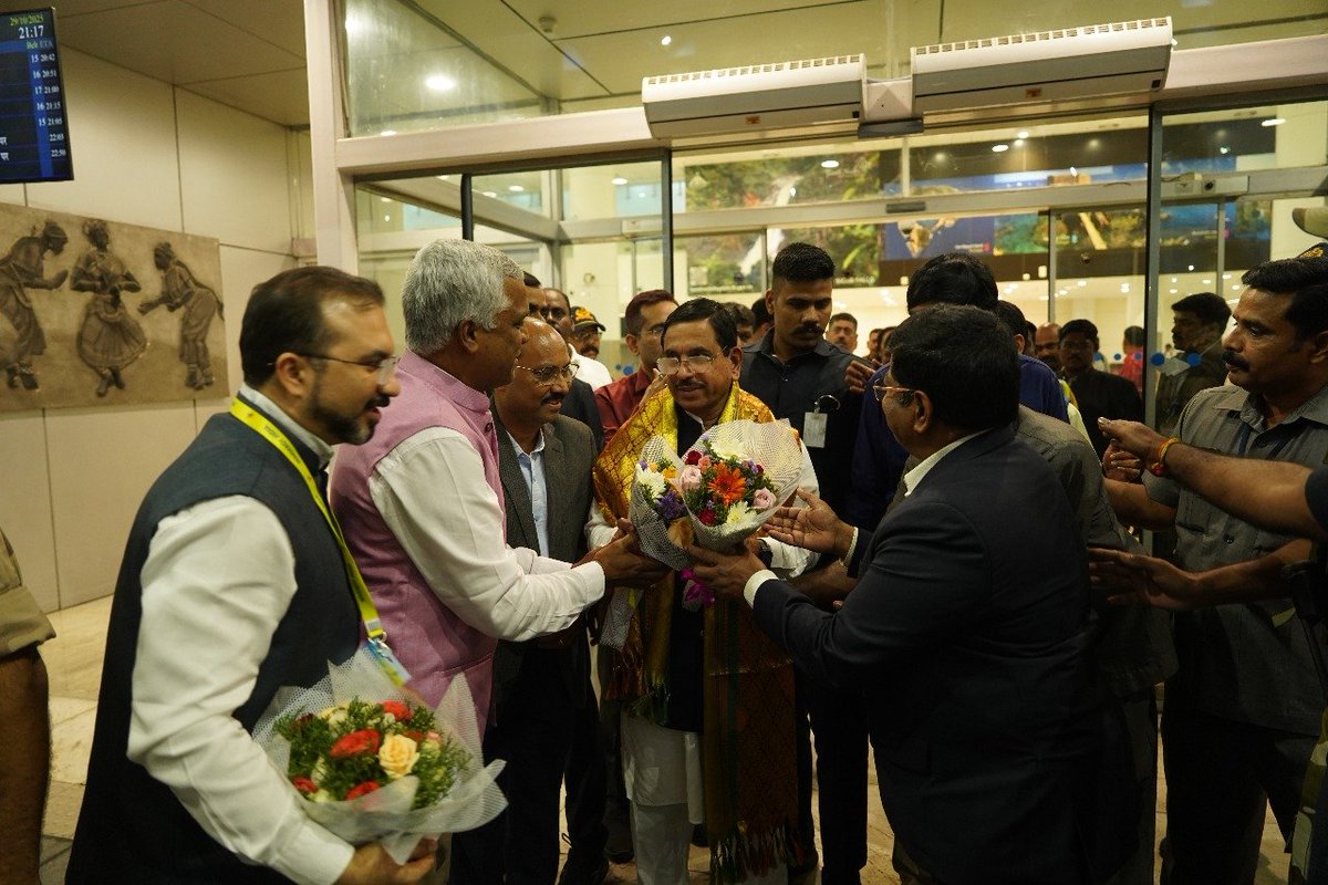Vanakkam Chennai!

Overwhelmed by the warm welcome from Wind Energy industry leaders and <a href="/BJP4TamilNadu/">BJP Tamilnadu</a> workers at the Chennai airport. Their enthusiasm and commitment to a greener future are truly inspiring.