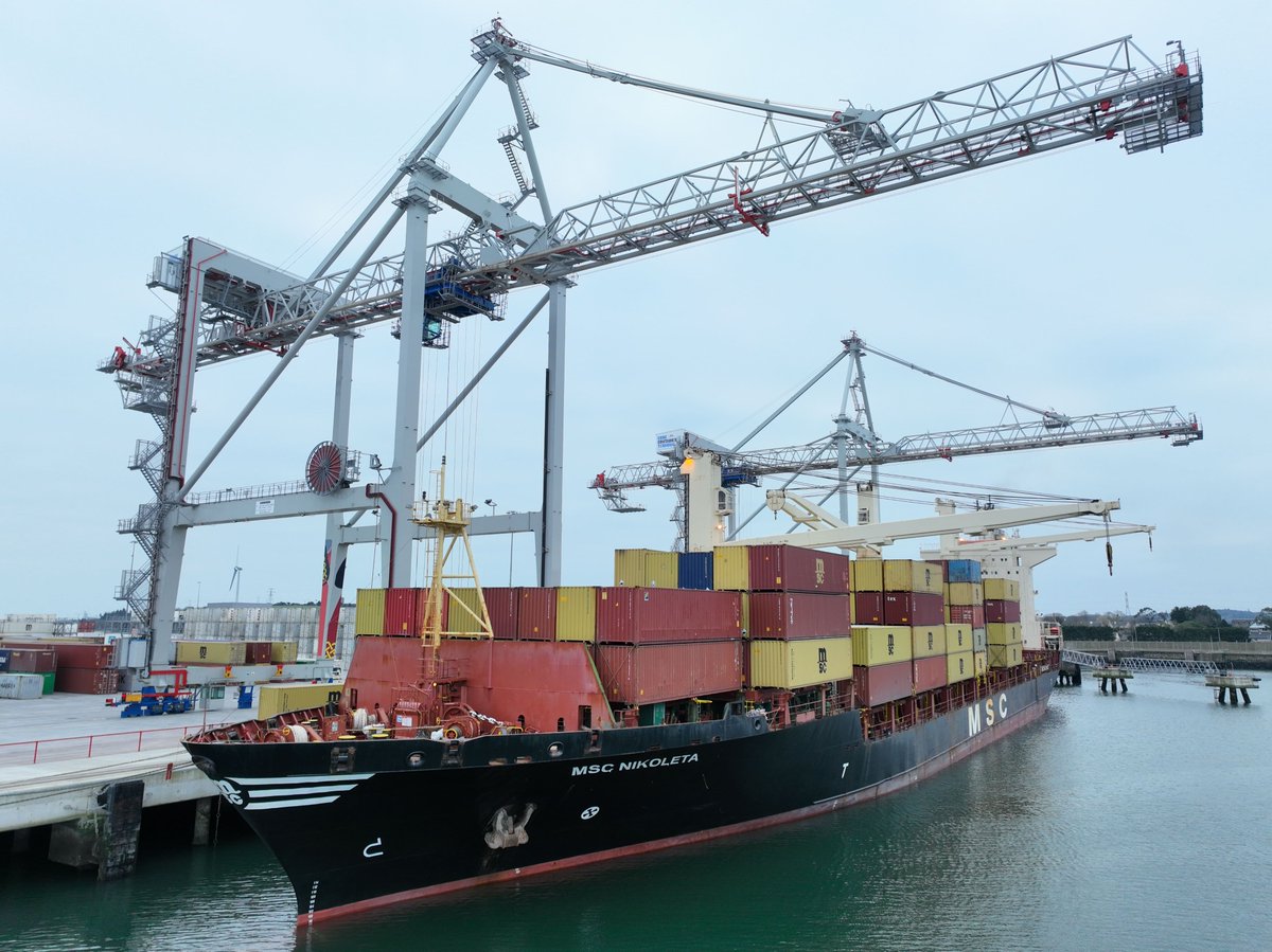 PortofCork's tweet photo. Our #VesseloftheWeek is the MSC container ship, NIKOLETA, which spans over 180m in length.
This vessel has the capacity to carry 1730 TEU of cargo per week. It currently operates as part of a direct freight service between Cork and the ports of Le Harve and Antwerp.
๐ธ Tadhg OโKeeffe