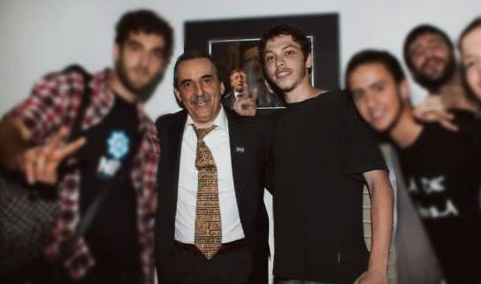 Tiago Ares con Guillermo Moreno (2010).

Tiago, creador de la Qunita, una política que repartió 74.400 cunas a recién nacidos. Sumado a otras medidas como la AUH, bajó un 8,5% la mortalidad infantil. En 2016, el macrismo eliminó el programa y el juez Bonadío ordenó quemar las