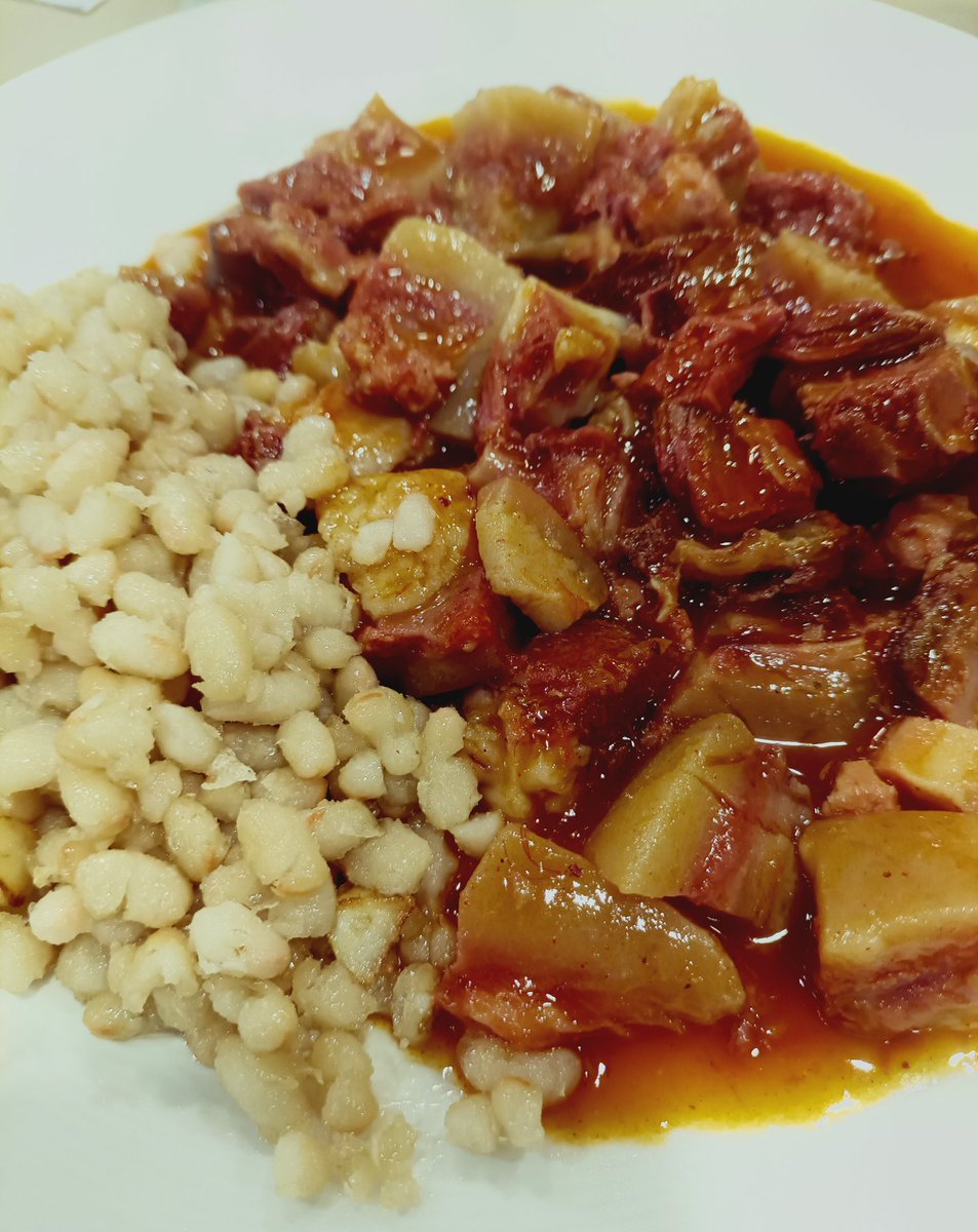 Avui Sant Narcís ens ha donat festa als qui treballem a Girona, com que no tinc cap intenció d'anar a Fires he optat per anar a Can Malloles a celebrar-ho a la manera vigatana, esmorzant un bon cap i pota. #esmorzarsdeforquilla