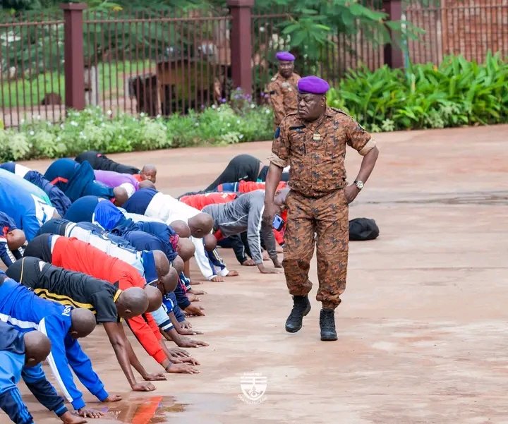 Départ ce matin pour le camp kassaï 271 douaniers tous grades confondus, entament une formation militaire sous l'égide de la direction générale des douanes, soulignant l'importance de cette formation pour renforcer la compétence professionnelle de tous les agents.