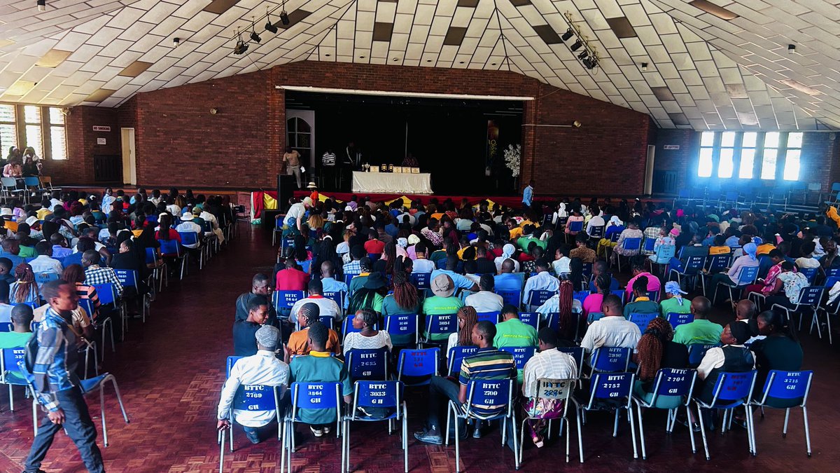 MudiwaHood's tweet photo. Had a great time at Belvedere Technical Teachers College 

This young man @CMukungunugwa came and paid school fees for 2 students… God bless you for the good gesture my brother 🙏

#MindsetIsEverything #theBillionaireAcademy https://t.co/jIDXwWaeZu