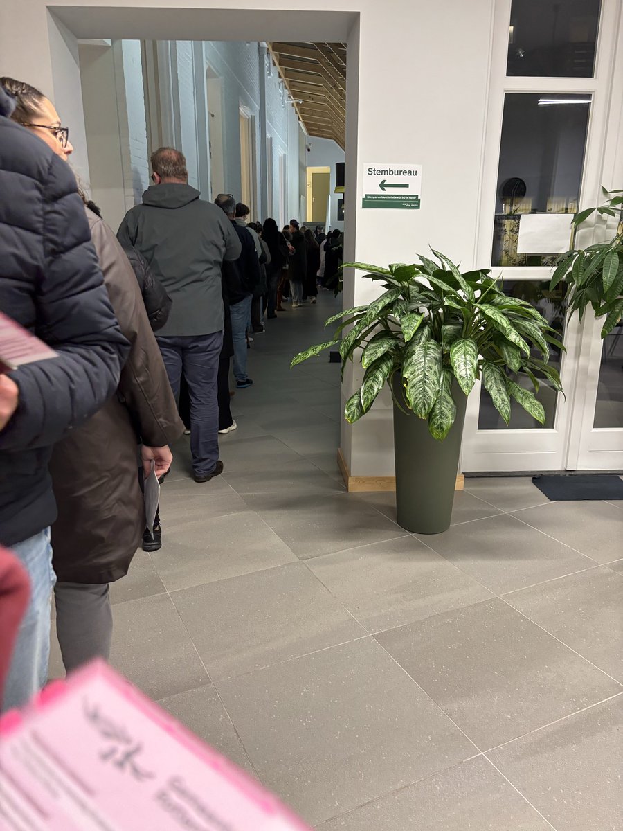 Drukte bij stembureau het Klooster, Oude Noorden Rotterdam #stemmen #Rotterdam #OudeNoorden