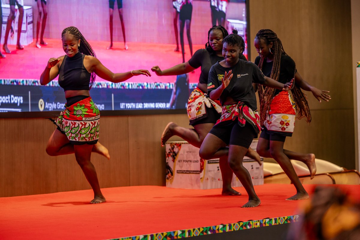 HelpGth's tweet image. Day 2 of @LightupImpact Days celebrated the power of creativity &amp;amp; collaboration in advancing youth-led climate &amp;amp; gender justice 
A highlight: Grown To Help was gifted a painting symbolizing hope, resilience &amp;amp; community-led change, reminding us that art heals, unites &amp;amp; inspires🌞