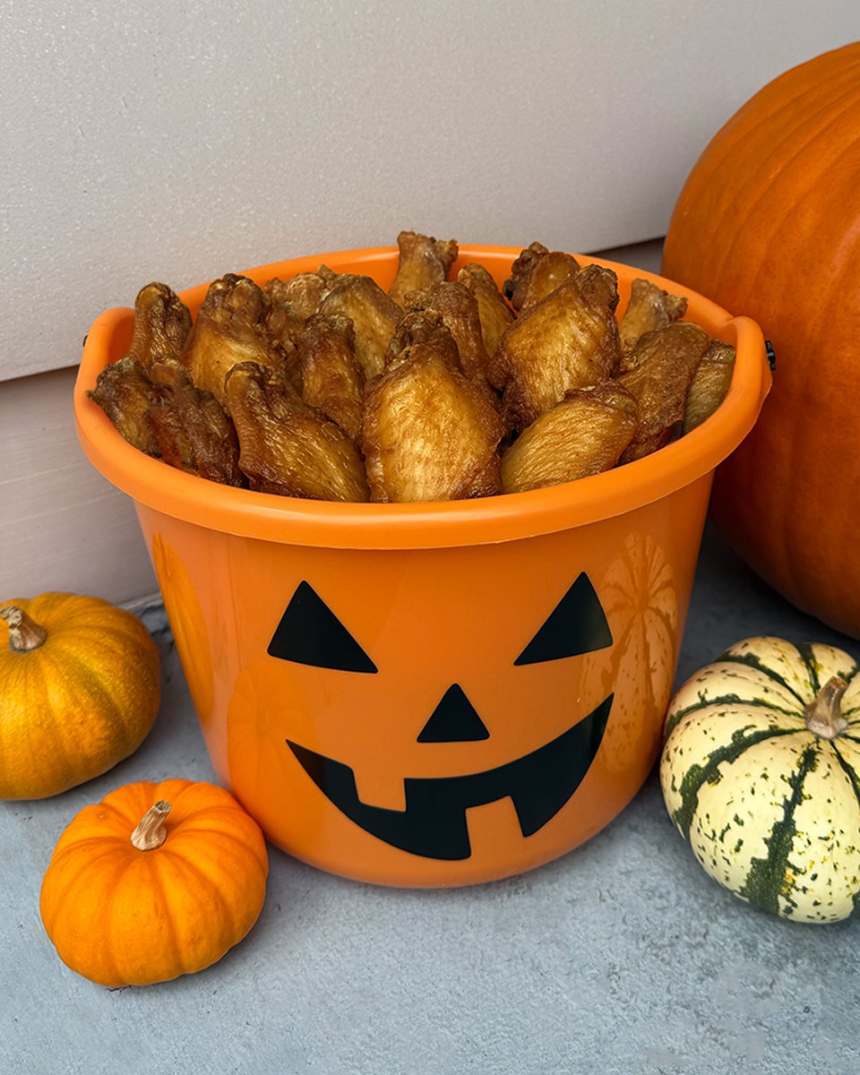 WingsEtc's tweet photo. π Trick or Treat (Yourself)! π
Stop by Wings Etc. this spooky season for some award-winning jumbo wings that put candy to shame, and we wonβt make you share. π
#WingsEtc #Wings #Halloween #TrickorTreat https://t.co/lVXbawRpc3