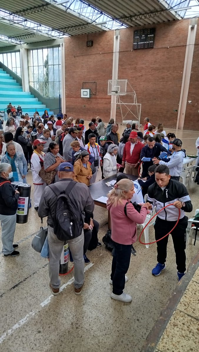 alcaldiausaquen's tweet image. ¡En Usaquén todos y todas cuentan y el movimiento no se detiene!

En Servitá entregamos 1.200 kits deportivos: mancuernas, colchonetas y ulaulas; a personas mayores del programa #HábitosDeVidaSaludable

😃Seguimos sumando bienestar y sonrisas ¡y este jueves vamos por 300 más!