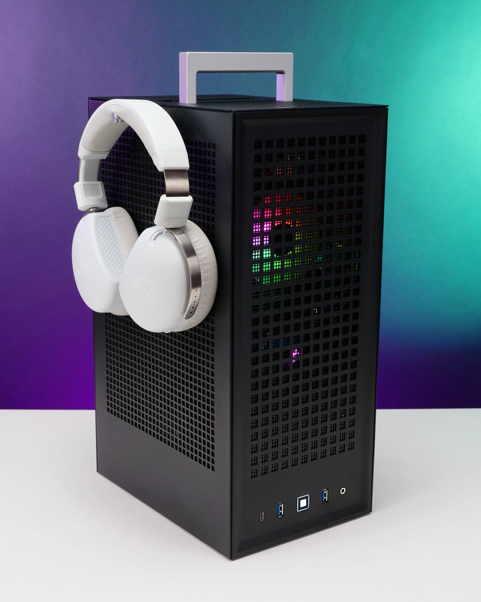 Cute little one! <a href="/hytebrand/">HYTE</a> REVOLT 3 - perfect LAN party machine?!