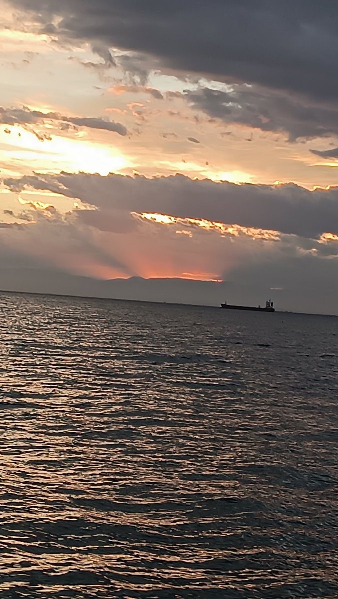 Αγκαλιάζει με τις τελευταίες ακτίνες του το βουνό των θεών 
Όμορφο βράδυ υπεροχα πλάσματα ♥️